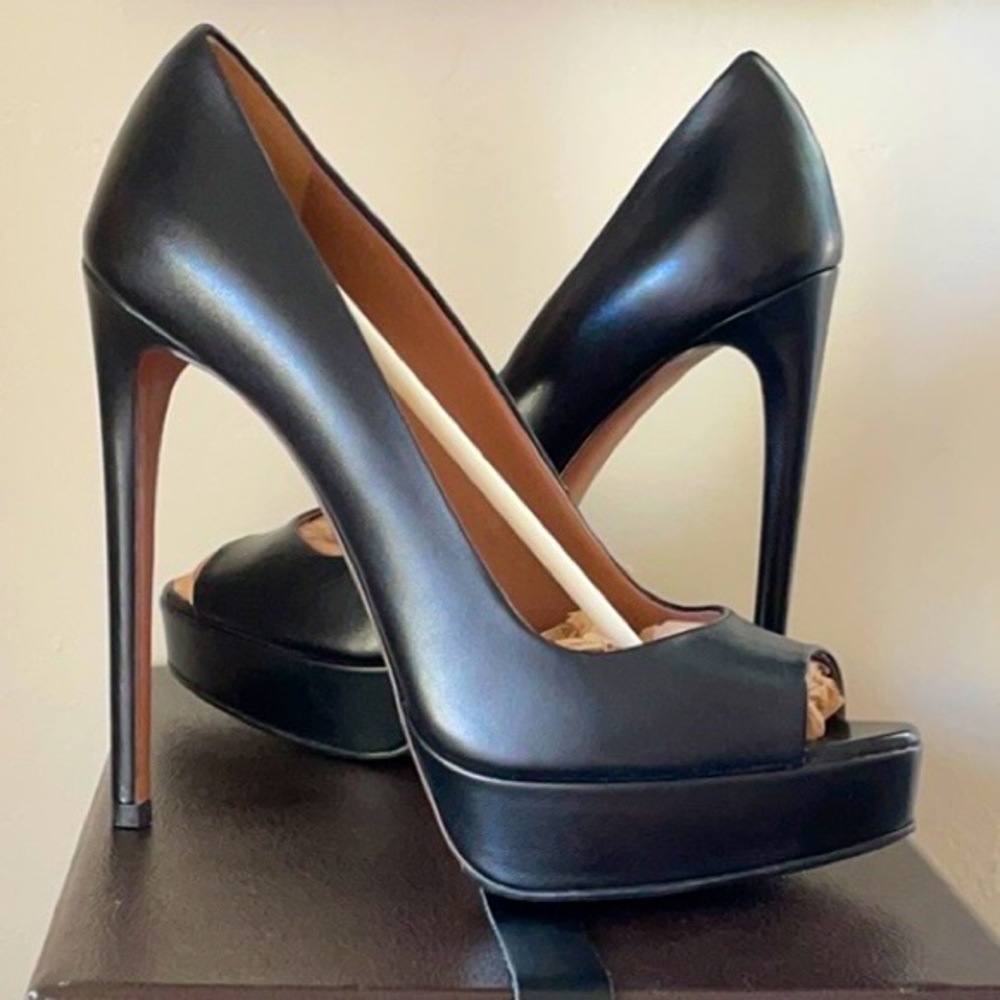 Alaia pumps w/ box and dust bag